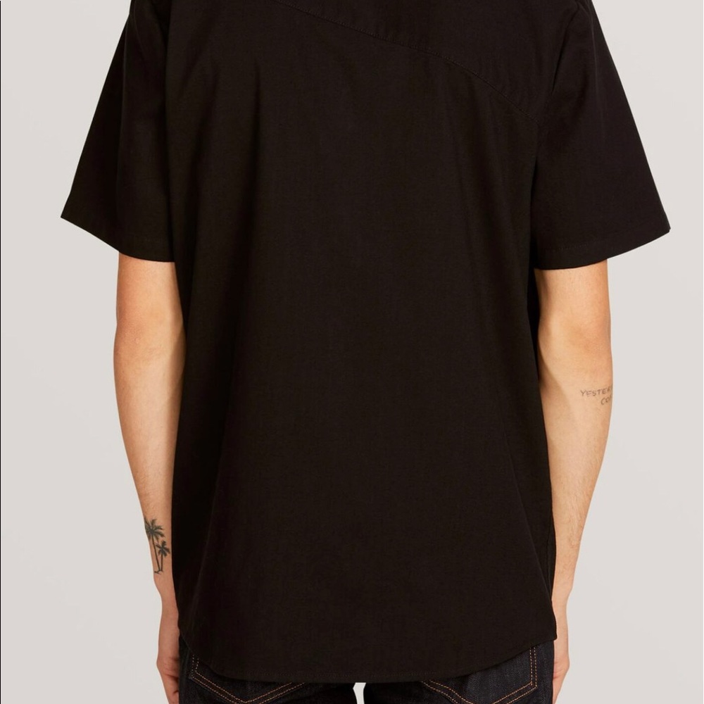 Men’s Black Volcom Short Sleeve Top NWT - Picture 2 of 5